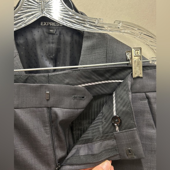 Express Suit - Picture 3 of 10